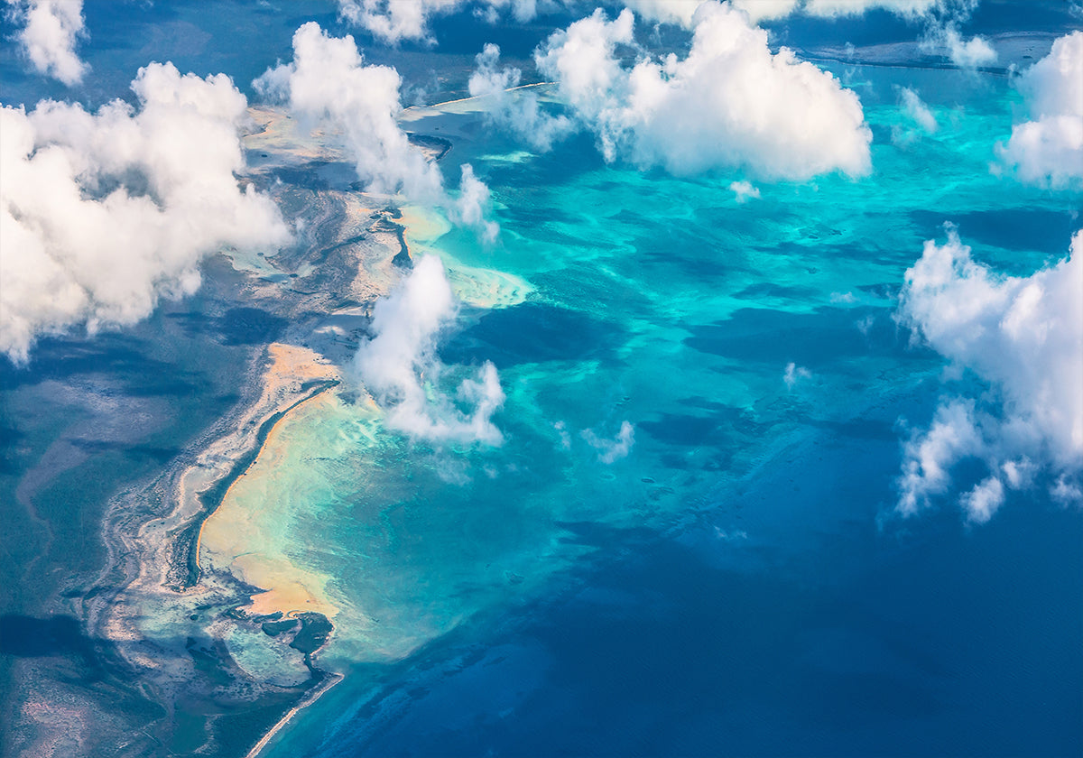 La plage de sable rencontre l'océan