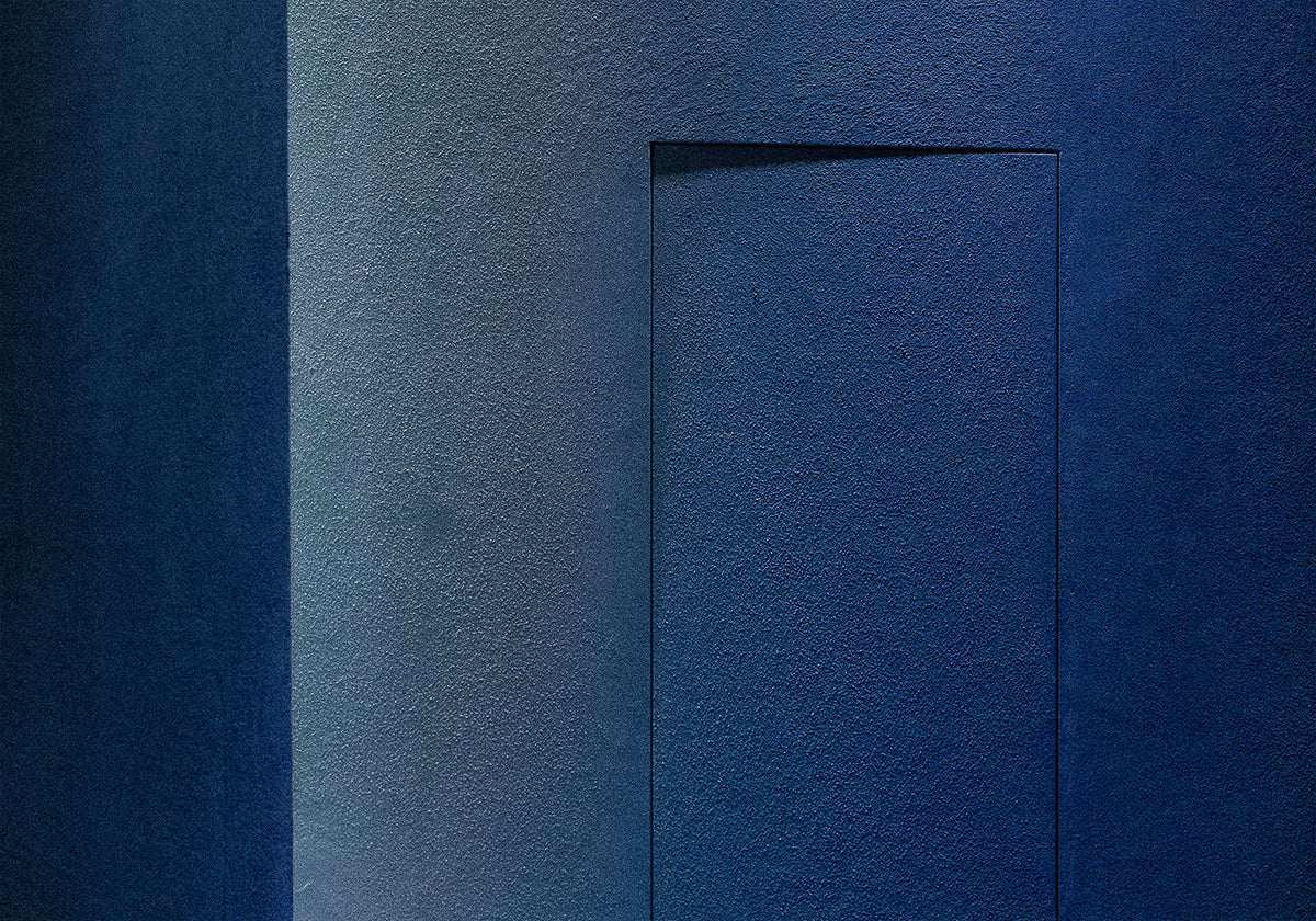 Minimalisme bleu ou une porte secrète Poster