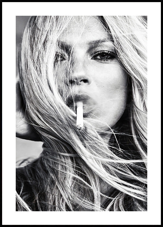 Kate Moss Smokes Cigarette Plakat - Posterbox.dk