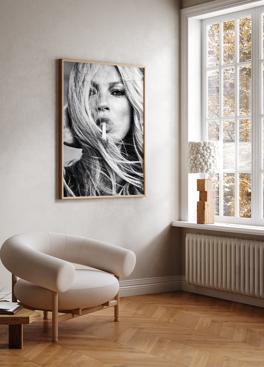 Kate Moss Smokes Cigarette Plakat - Posterbox.dk