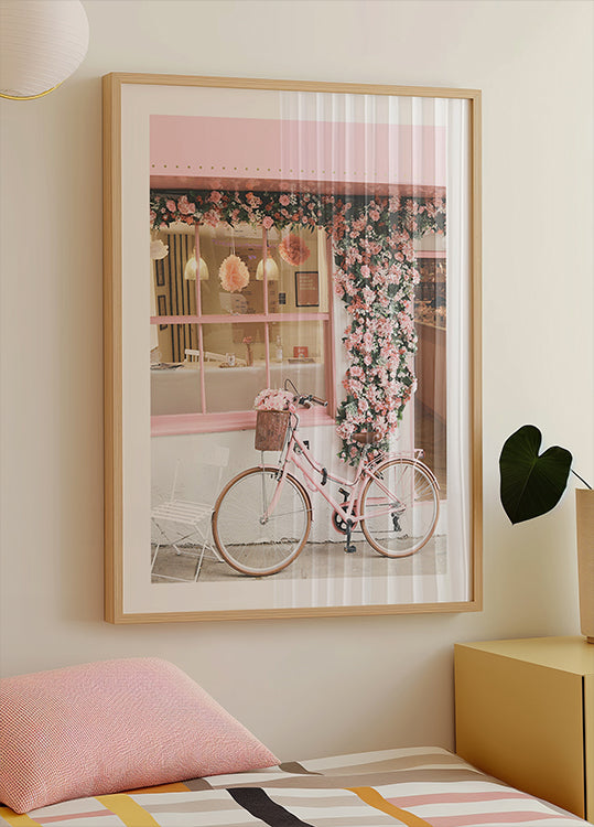 Un vélo rose en fleur Poster
