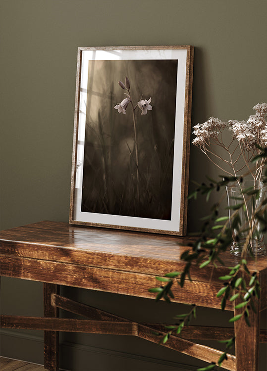 Poster Une petite fleur sur le sol