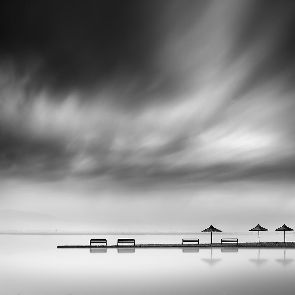 Quatre bancs et trois parasols Poster