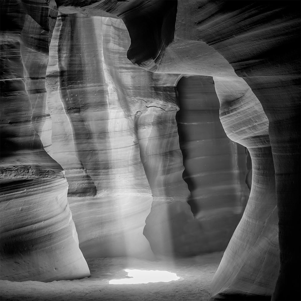MONOCHROME ANTELOPE CANYON Magnifique faisceau lumineux Poster