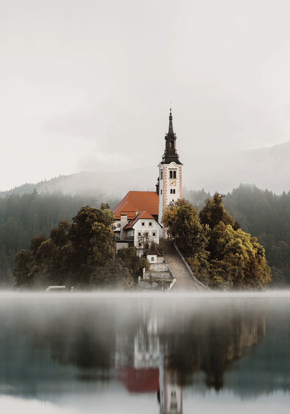 A Church On An Island In The Middle Of Lake Bled Plakat - Posterbox.dk