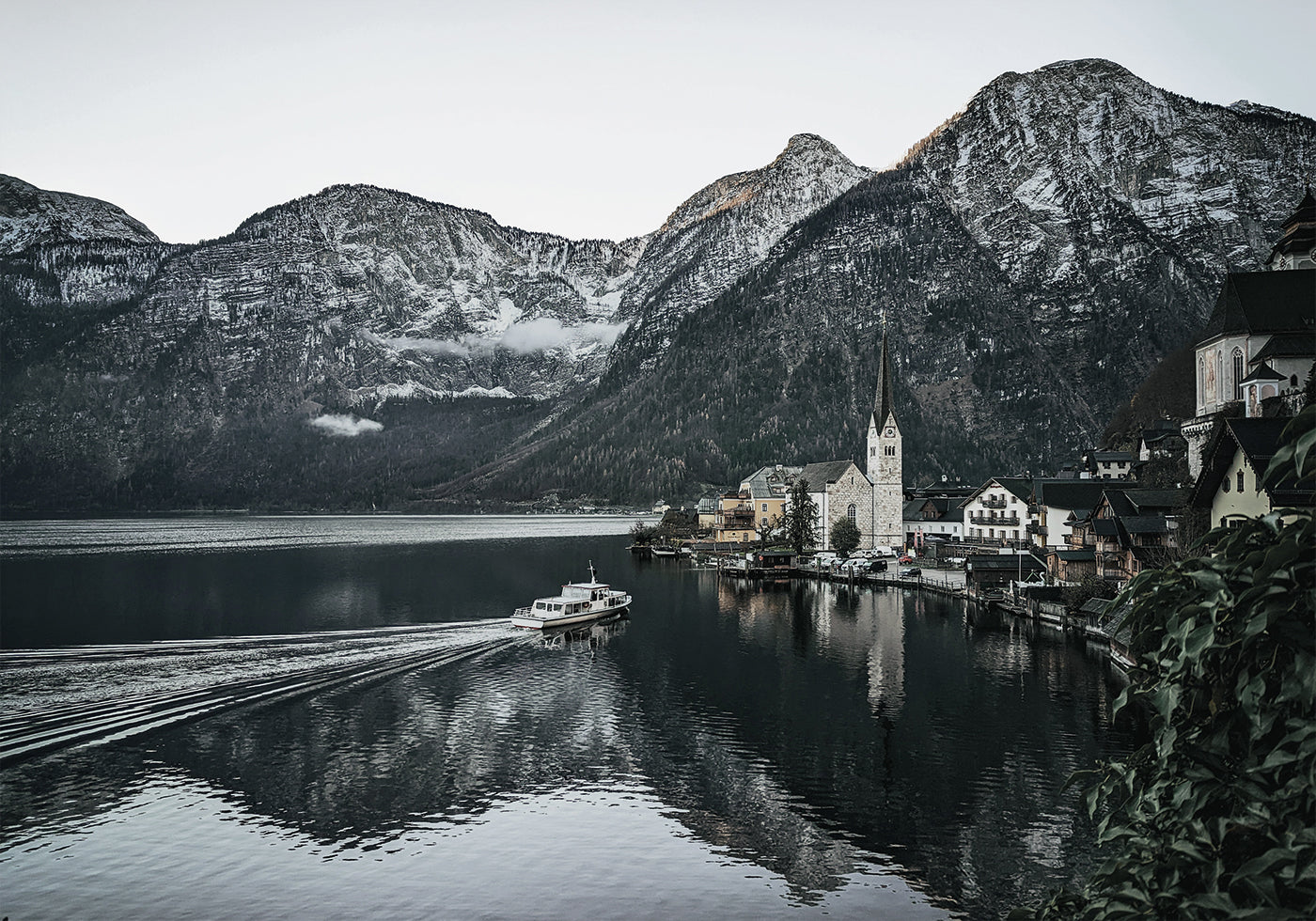 A Boat In The River Along The Hallstatt Plakat - Posterbox.dk