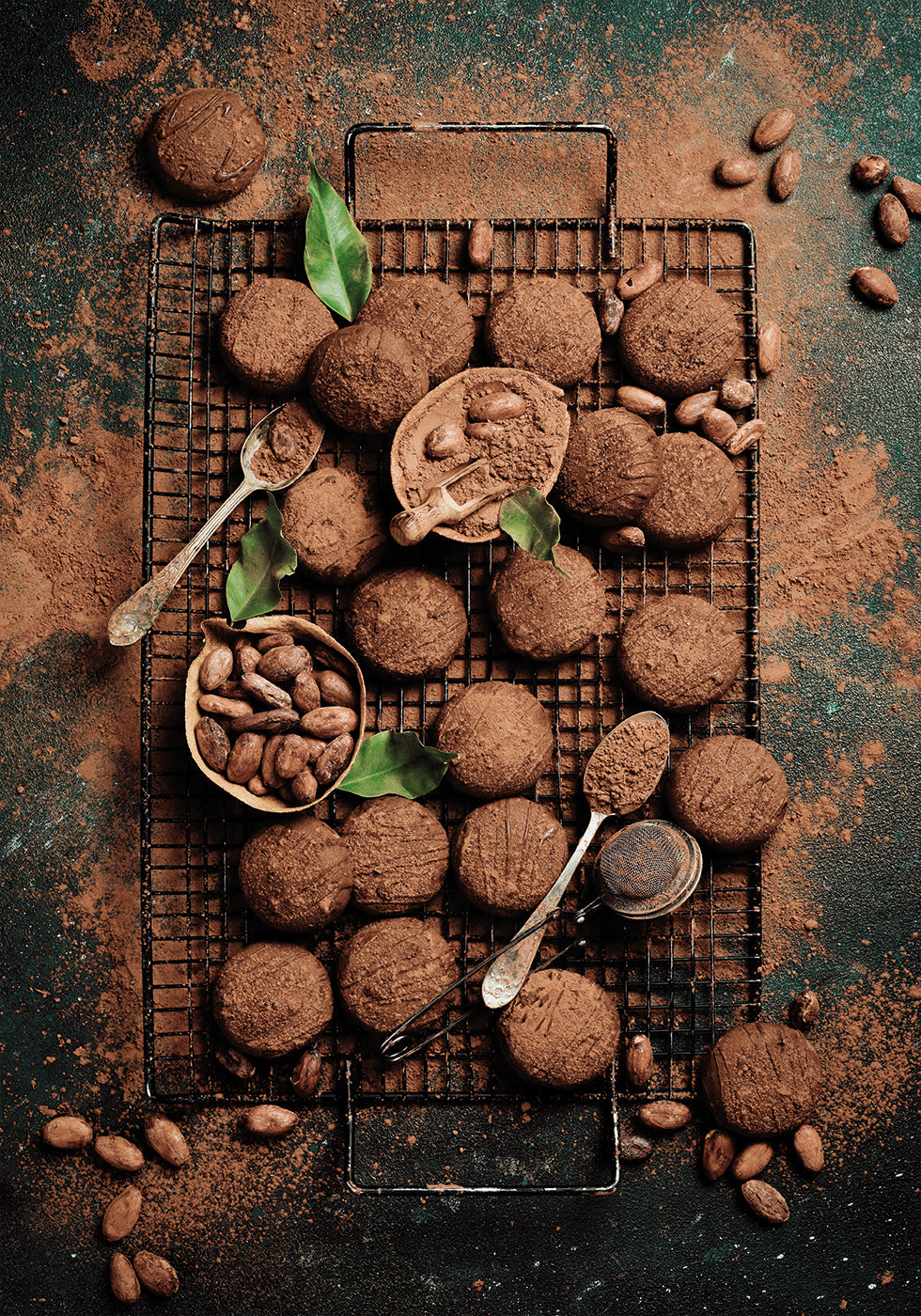 Affiche de biscuits artisanaux au chocolat avec de la poudre de cacao