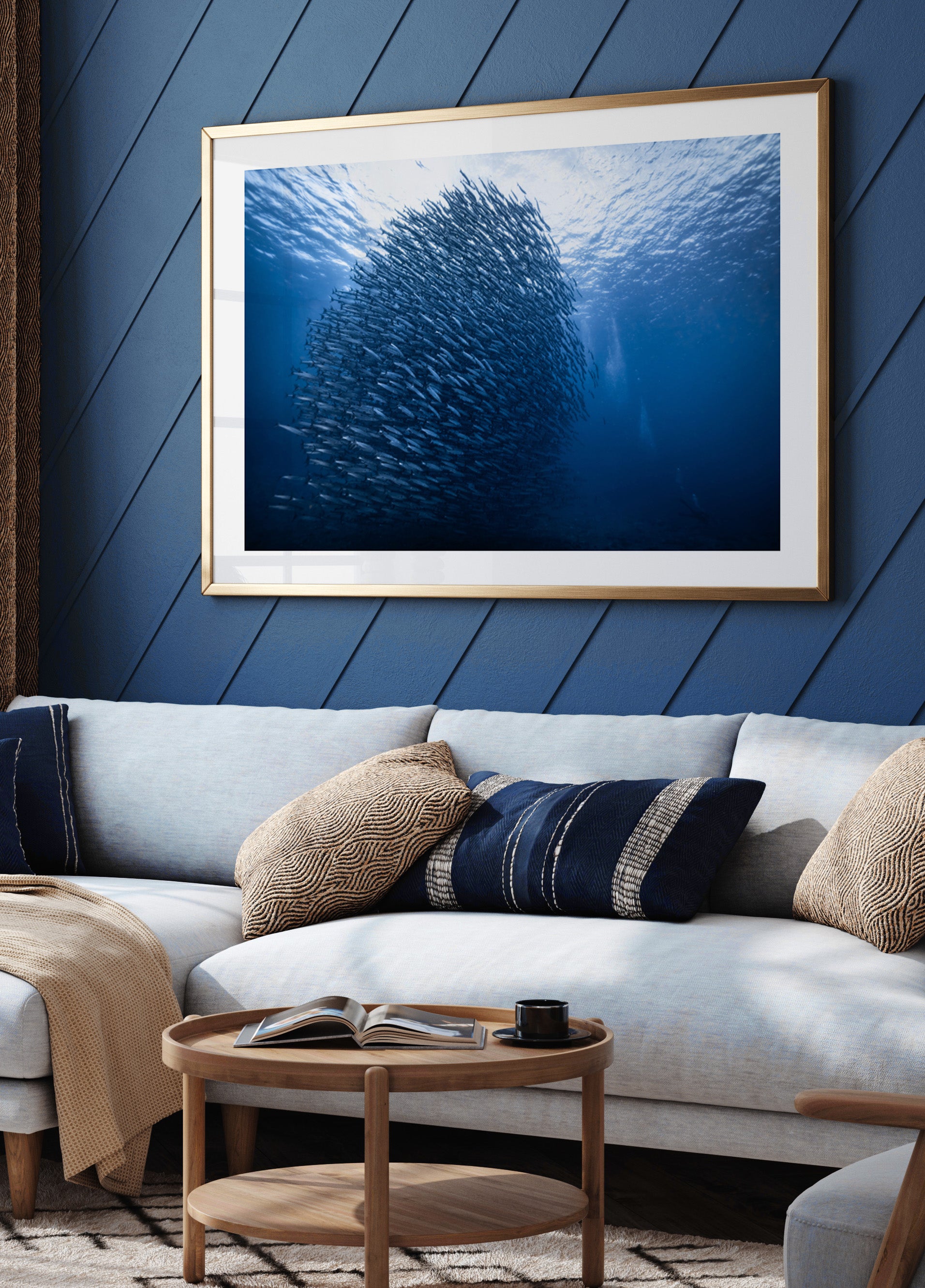 Banc de poissons bleu profond