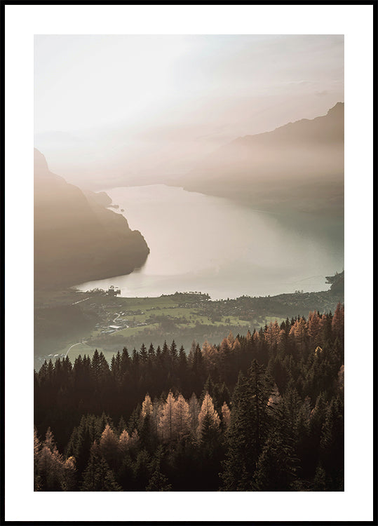 Affiche avec vue sur le lac Misty et les montagnes 