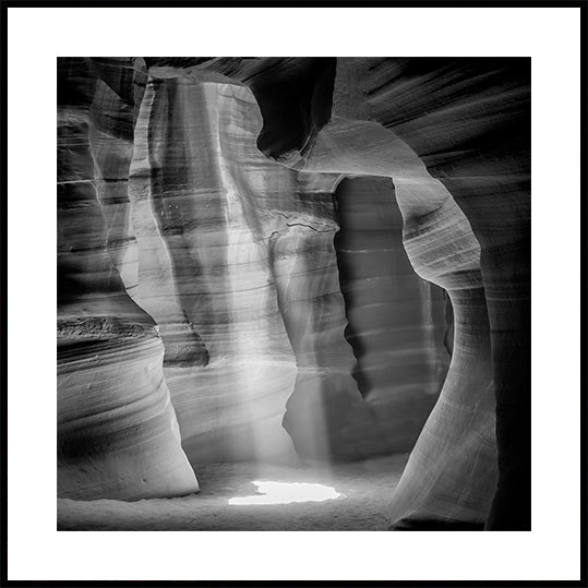 MONOCHROME ANTELOPE CANYON Magnifique faisceau lumineux Poster