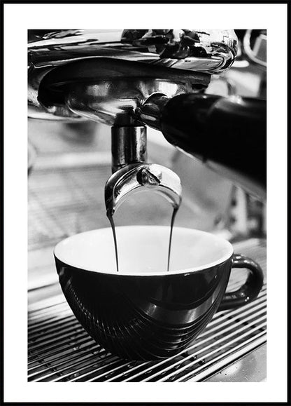 Verser du café expresso dans une tasse Affiche noir et blanc 