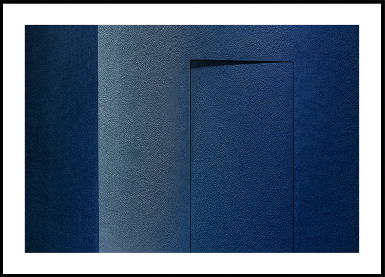 Minimalisme bleu ou une porte secrète Poster