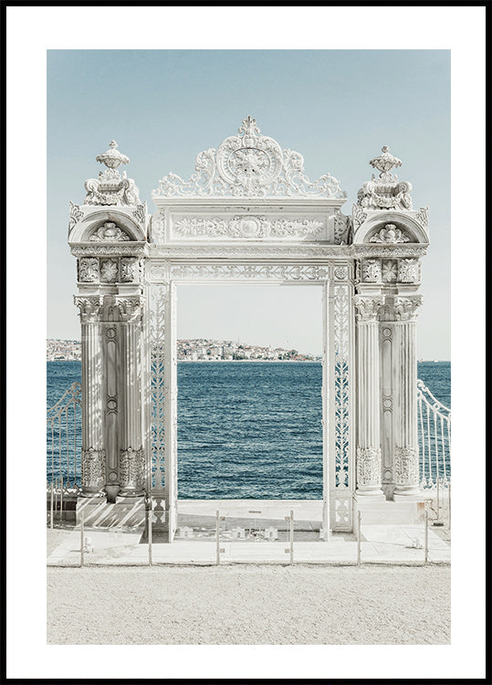 Affiche décorative blanche sur le thème de la porte au bord de la mer