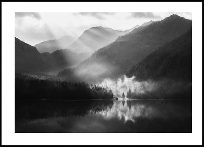 Affiche de la rive brumeuse d'un lac de montagne 