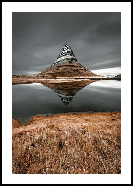 Affiche de réflexion sur la montagne majestueuse