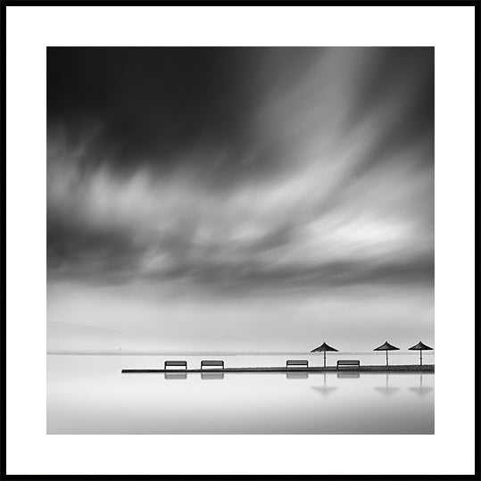 Quatre bancs et trois parasols Poster