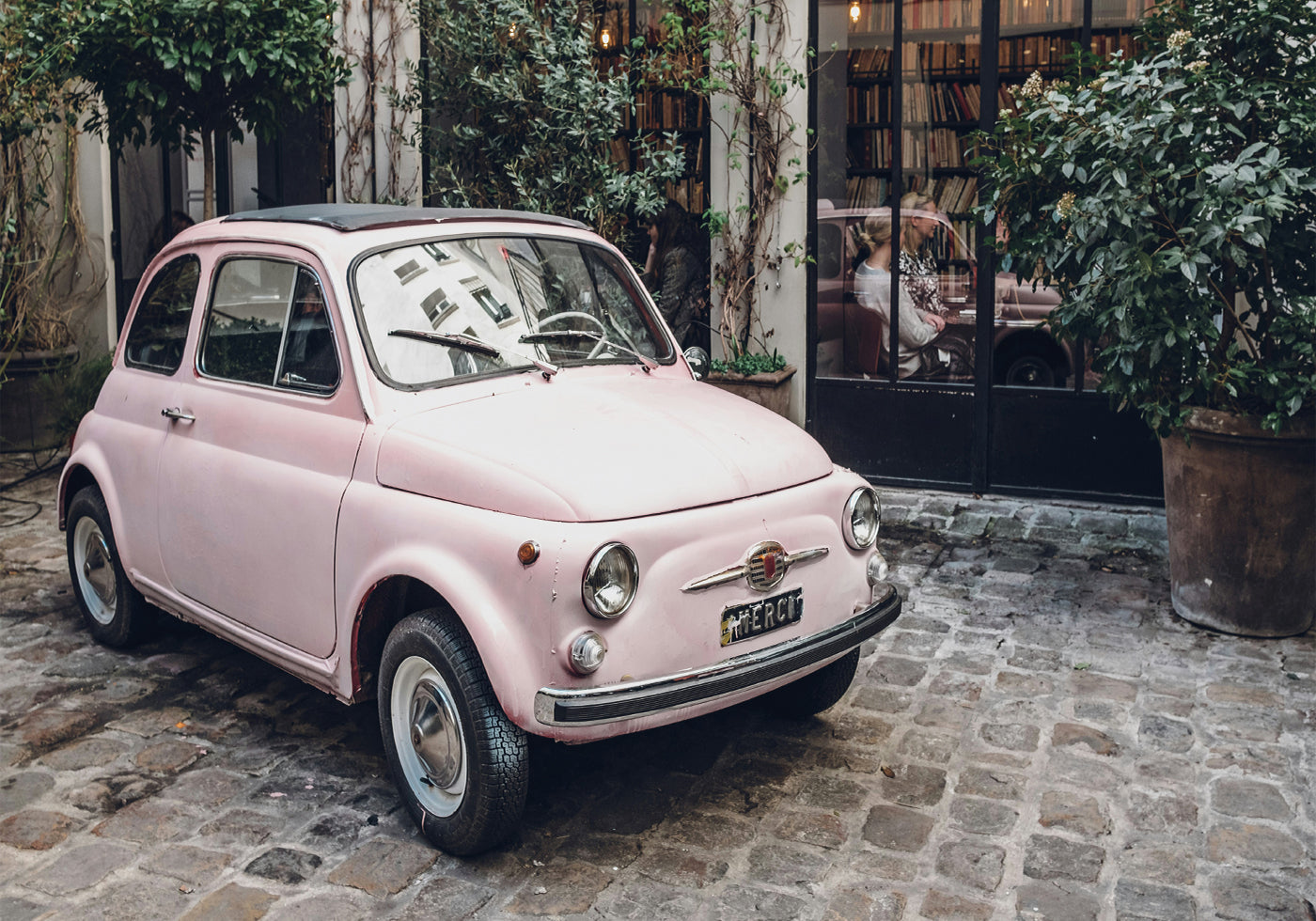 Affiche de voiture rose 