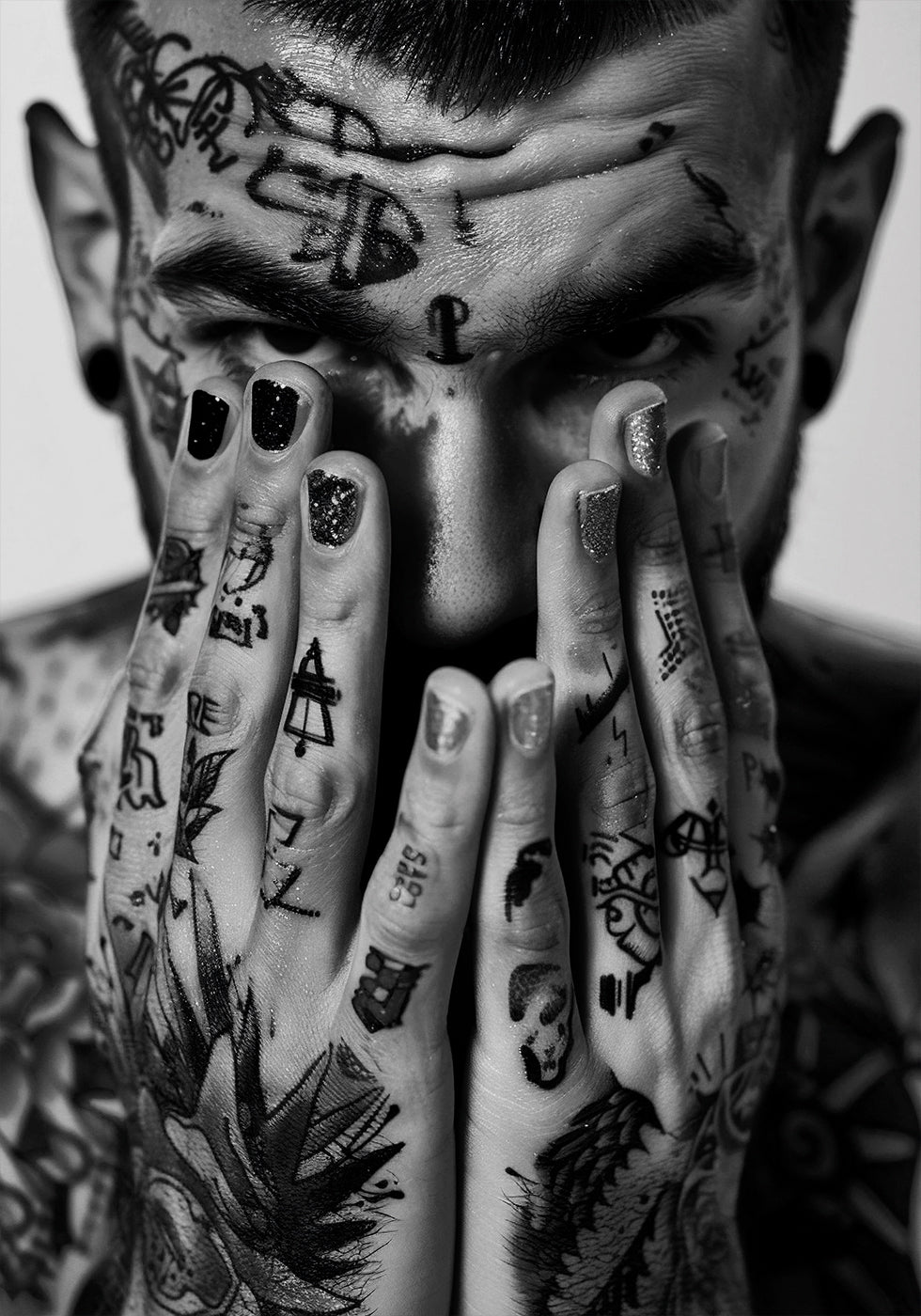 Affiche de visage et de mains tatoués 