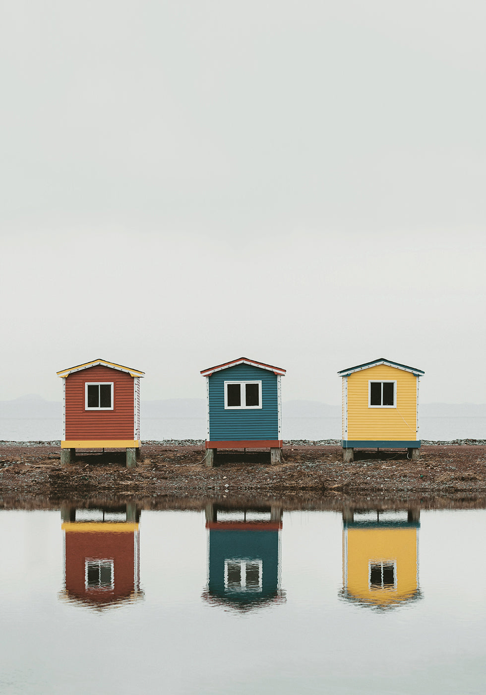 Affiche de cabanes colorées au bord de l'eau