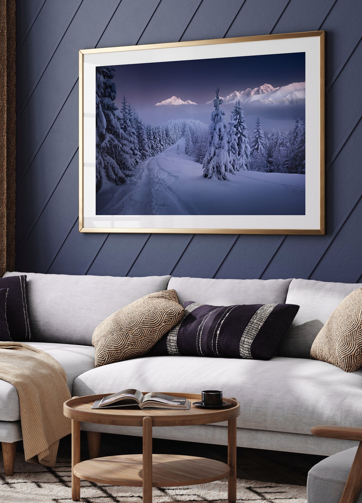 Sentier de montagne de la forêt d'hiver