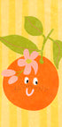 Un fruit orange joyeux avec un visage et des feuilles, sur un fond jaune rayé.