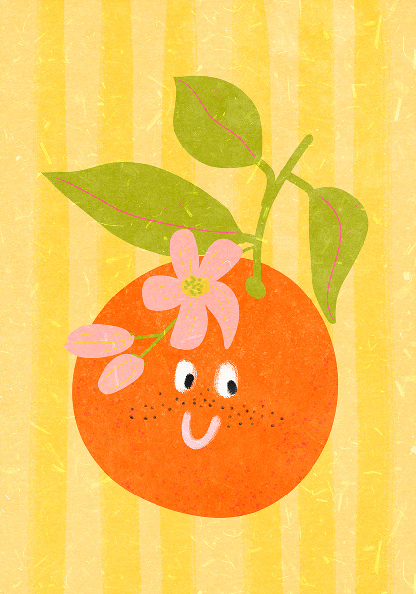 Un fruit orange joyeux avec un visage et des feuilles, sur un fond jaune rayé.