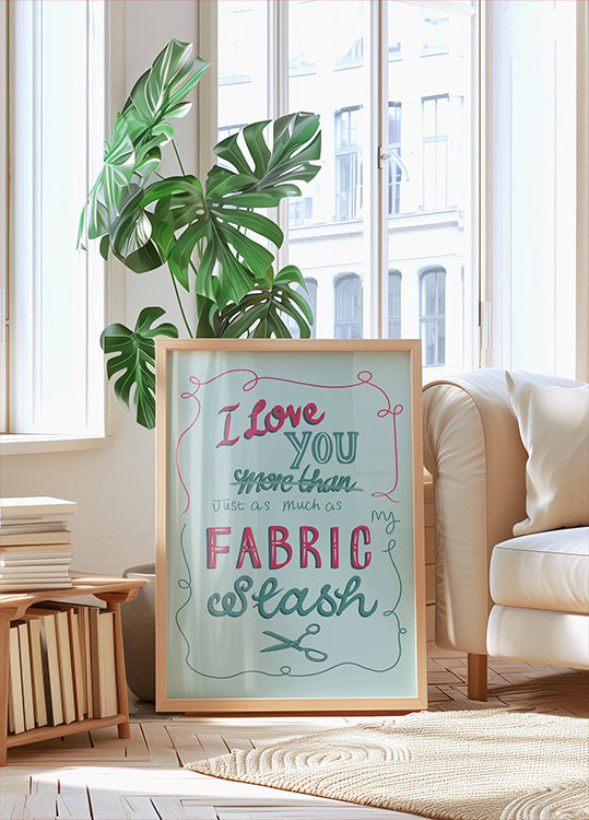 Une affiche encadrée avec un message manuscrit est exposée dans un salon, avec une plante en pot et une étagère visibles en arrière-plan.