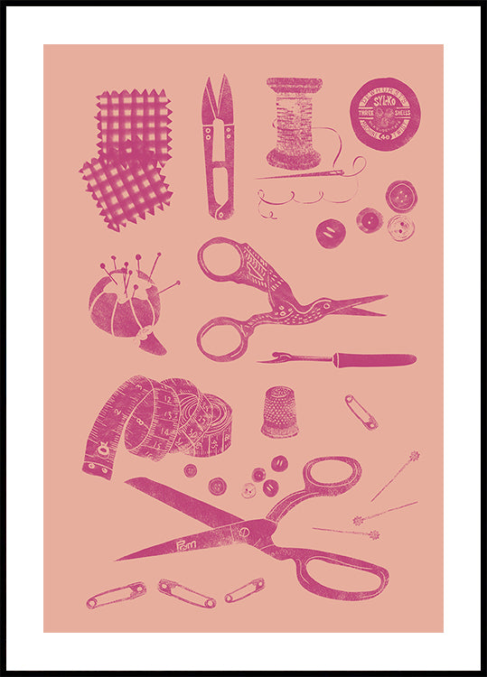 L'image est une collection de divers outils et matériaux de couture et d'artisanat, notamment des ciseaux, des épingles, des aiguilles, des boutons et un ruban à mesurer, tous représentés dans une palette de couleurs roses.