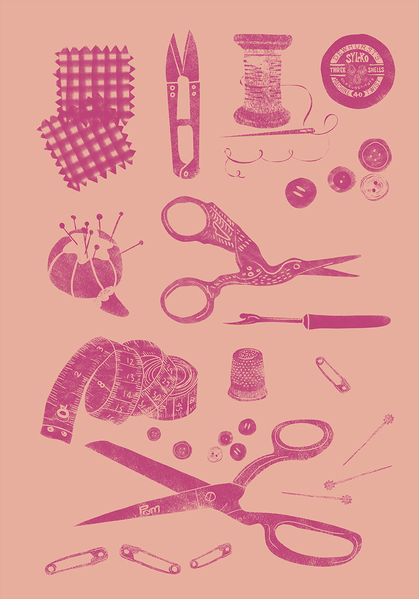 divers outils et fournitures de couture et d'artisanat, notamment des ciseaux, des épingles, des aiguilles, du fil, des boutons et une bobine de fil, le tout représenté dans une palette de couleurs rose et blanche.