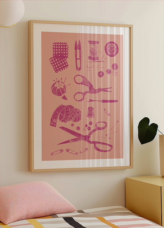 une affiche encadrée d'outils de couture et d'artisanat, notamment des ciseaux, des épingles, des aiguilles et d'autres objets liés à la couture, accrochée au mur au-dessus d'un lit.