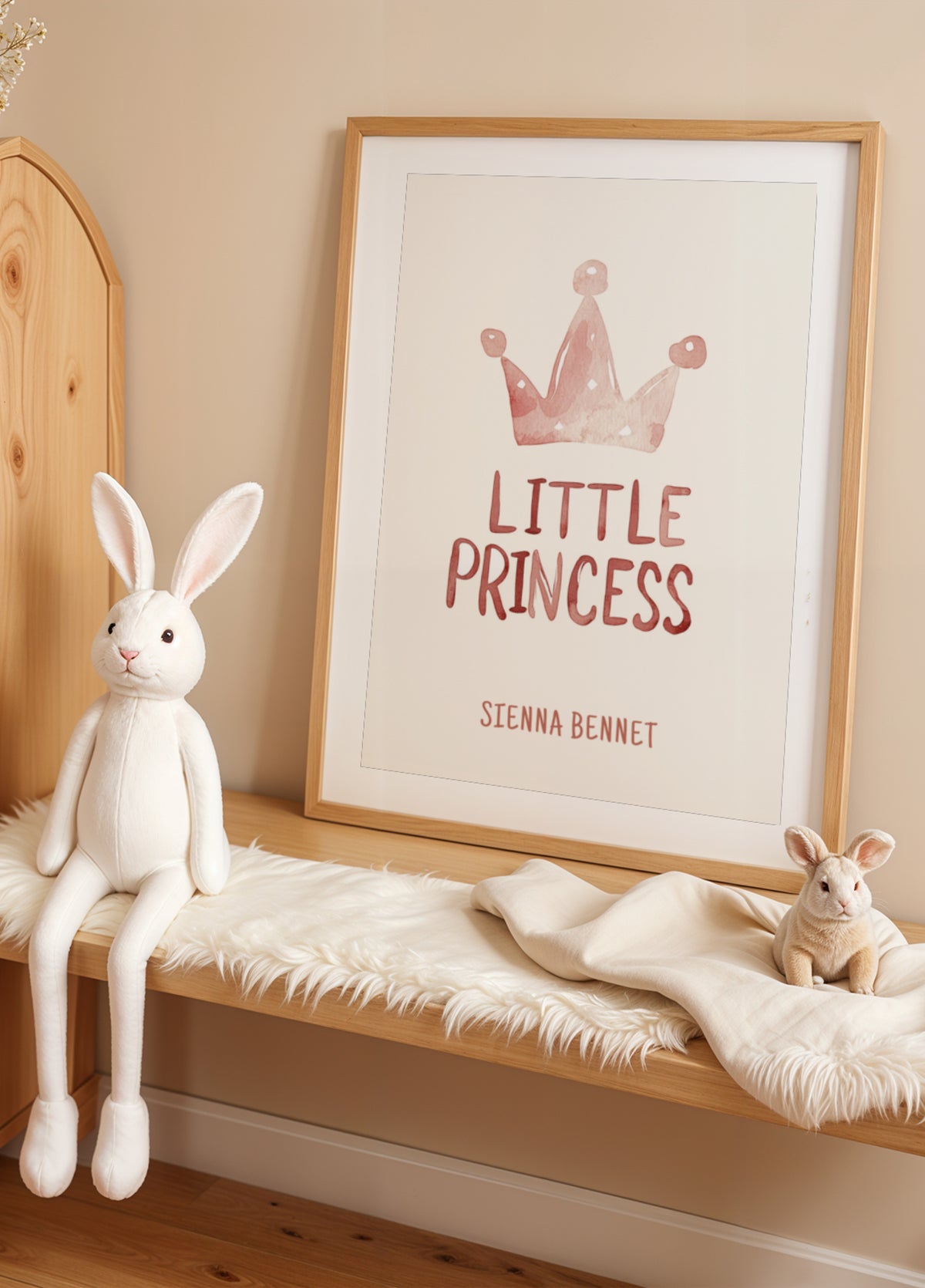 Peinture aquarelle avec une couronne pour une petite princesse