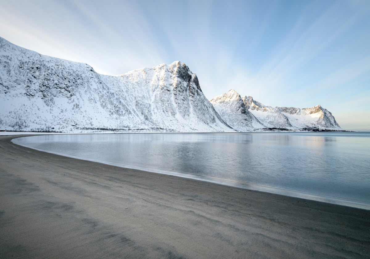 Côte des montagnes enneigées