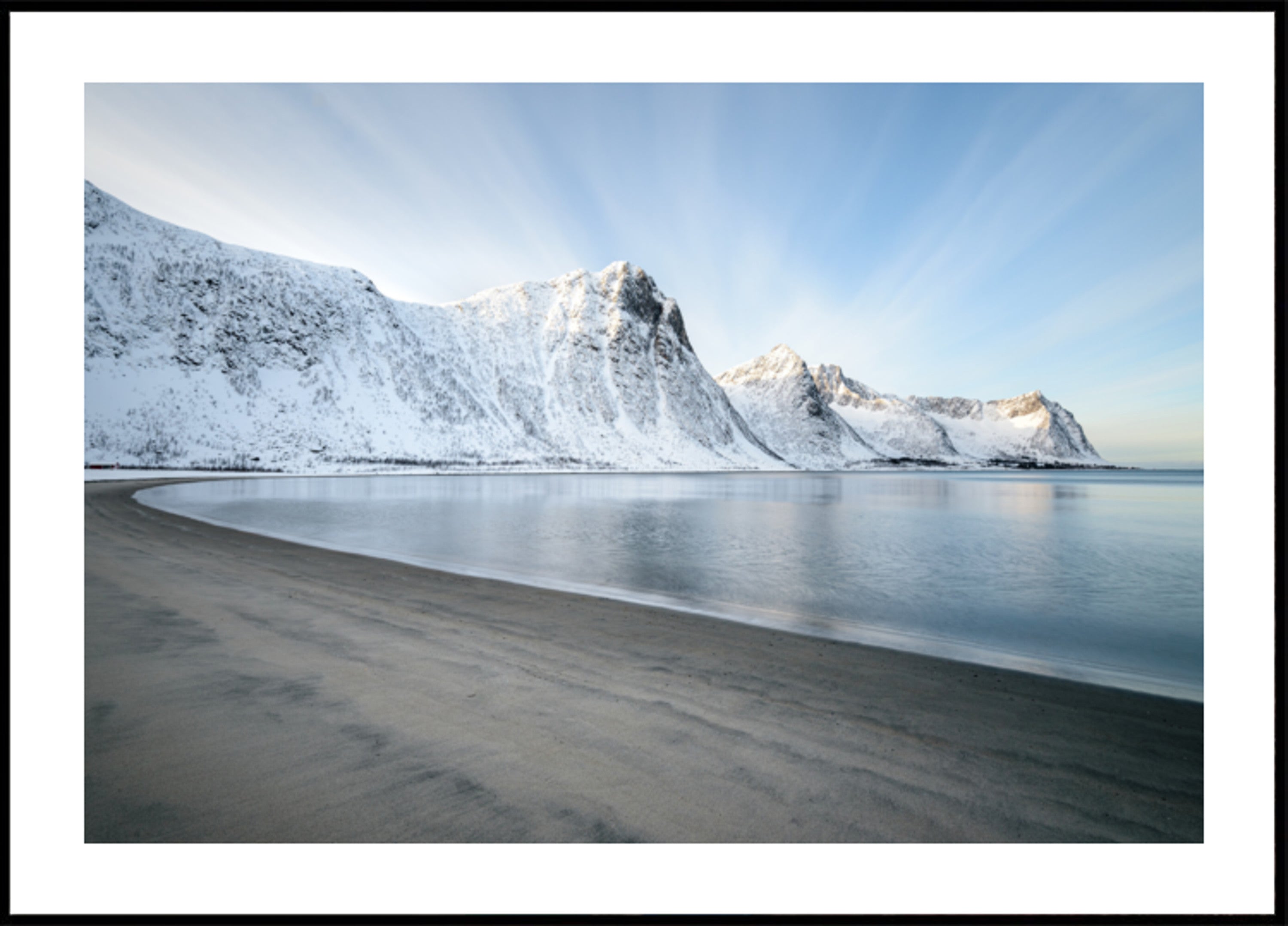 Côte des montagnes enneigées