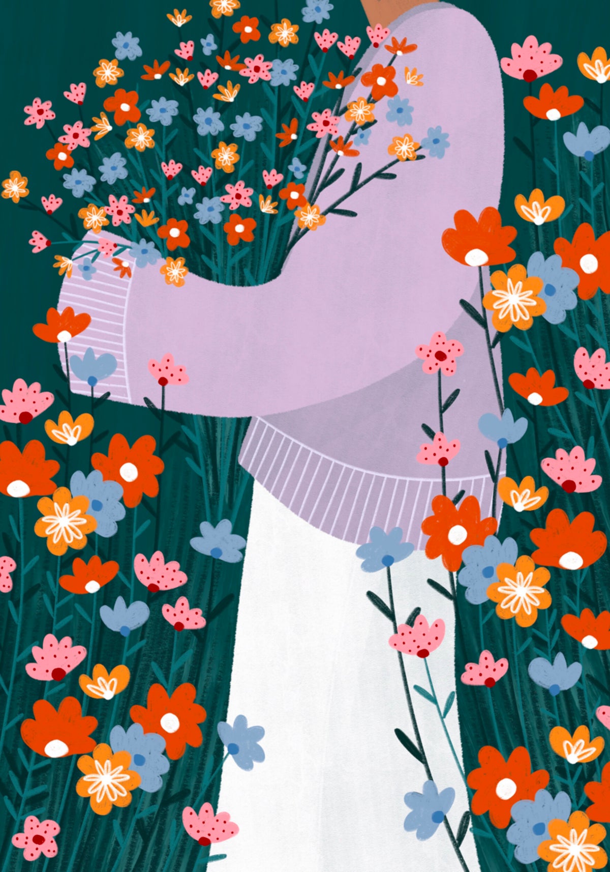 Femme heureuse tenant des fleurs