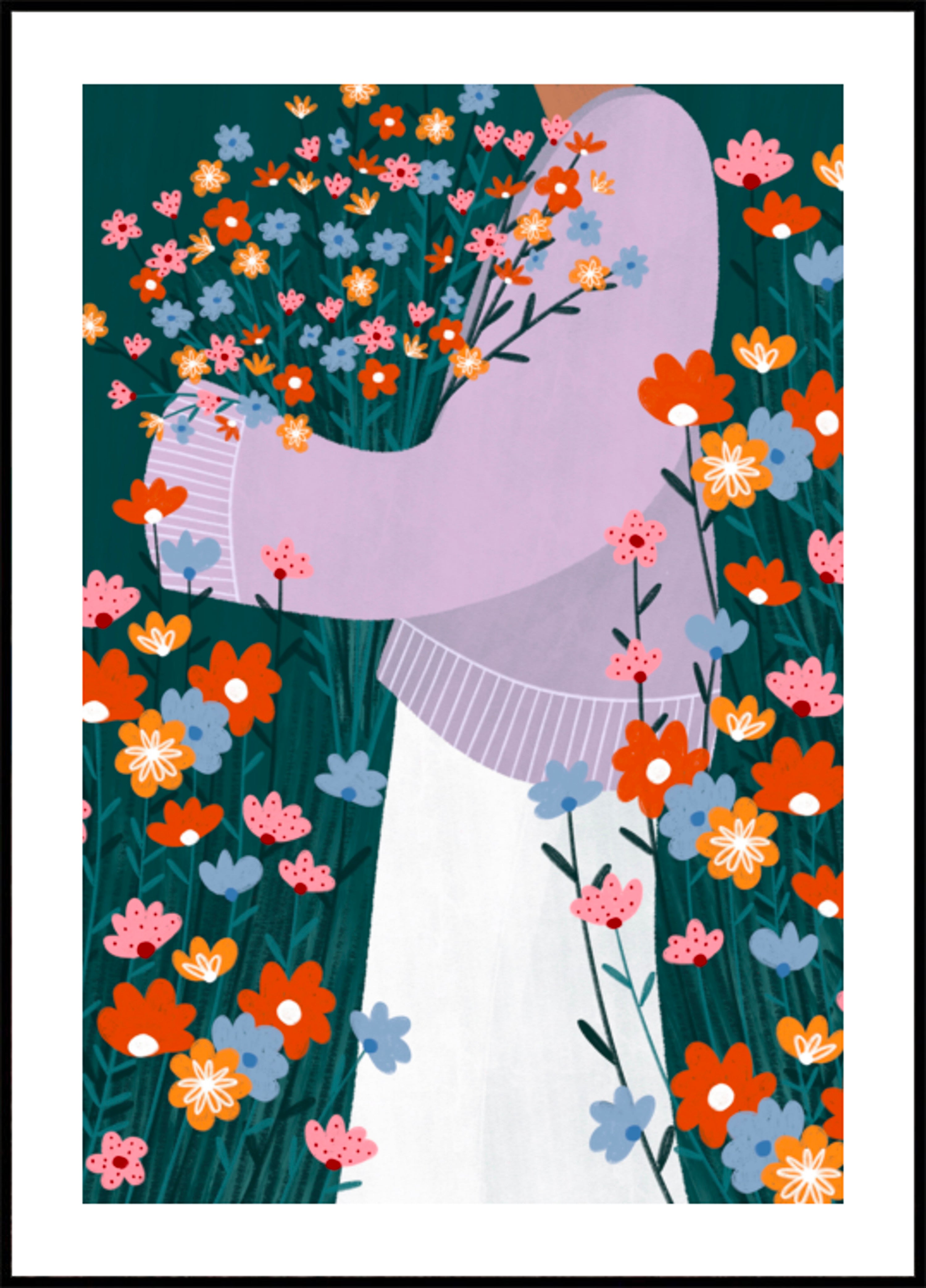 Femme heureuse tenant des fleurs