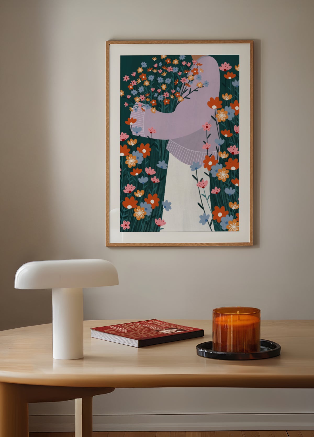 Femme heureuse tenant des fleurs