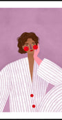 Femme rêveuse en pyjama