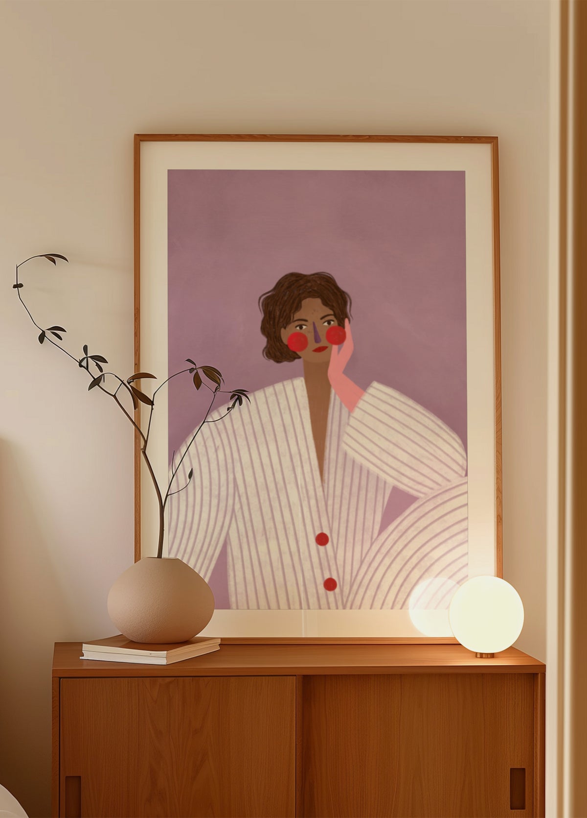 Femme rêveuse en pyjama