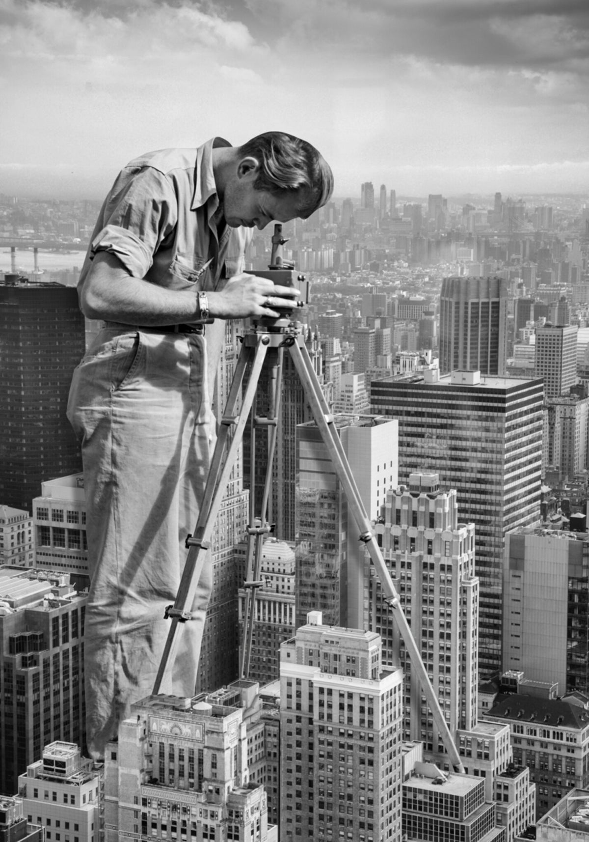 Un homme géant inspecte la ville