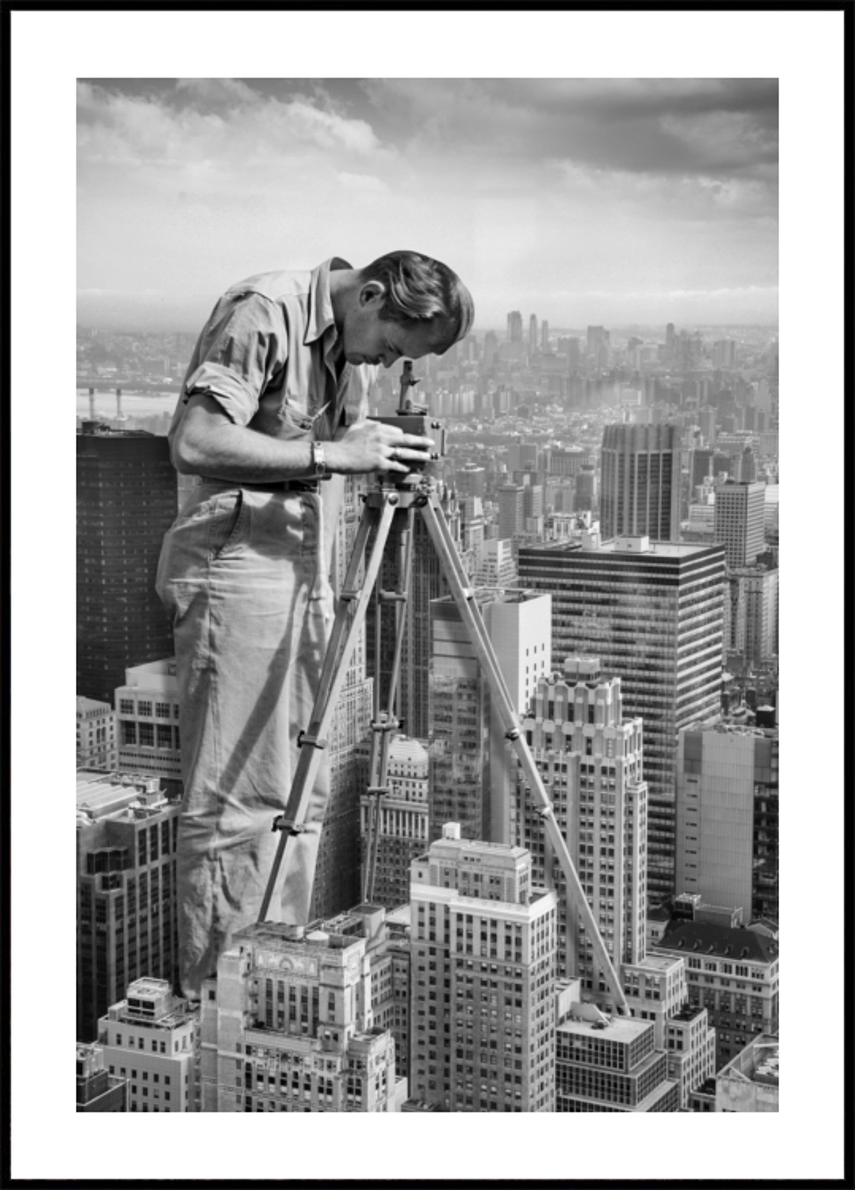 Un homme géant inspecte la ville