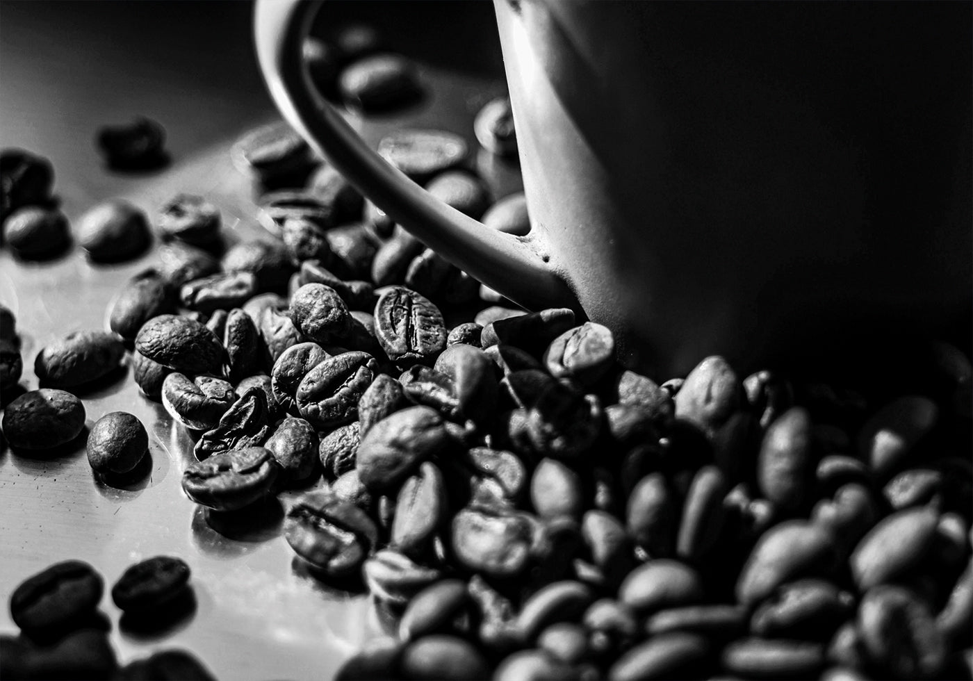 Affiche de grains de café avec une tasse 