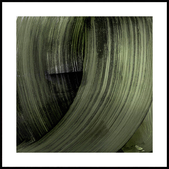 L'image est un gros plan d'une surface texturée de couleur verte, éventuellement une feuille ou un tissu. La surface présente un motif répétitif de lignes verticales et de courbes, créant une impression de mouvement et de profondeur. L’image ne contient aucun objet ou action perceptible, et aucune action ou mouvement spécifique n’est capturé. L’image est une composition de nature morte, axée sur la texture et le motif de la surface verte.