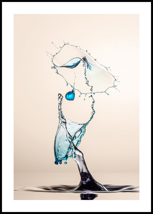 Un gros plan d'une gouttelette d'eau éclaboussant, créant une scène dynamique et visuellement saisissante.