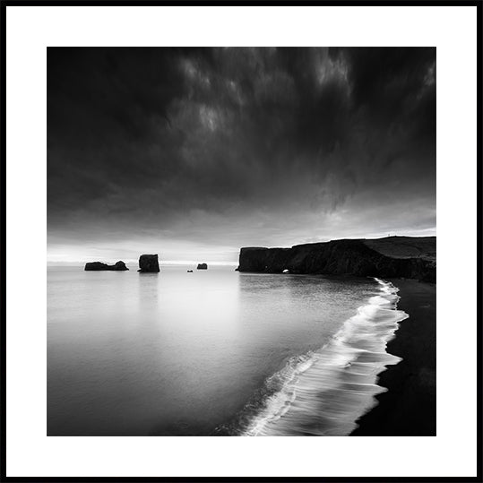 Lapping at the Shore of a Solitary Ocean Plakat - Posterbox