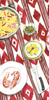 une table dressée avec une variété de produits alimentaires, notamment des crevettes, des légumes et un bol de riz.