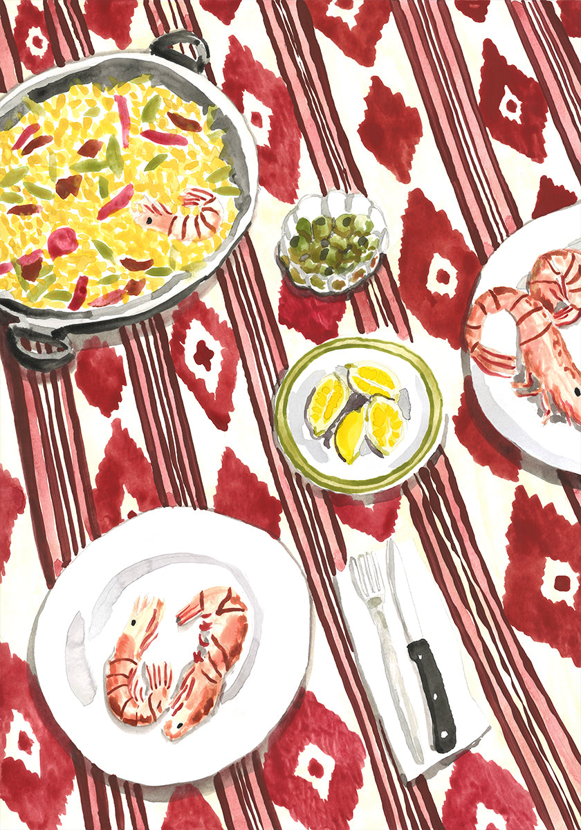 une table dressée avec une variété de produits alimentaires, notamment des crevettes, des légumes et un bol de riz.