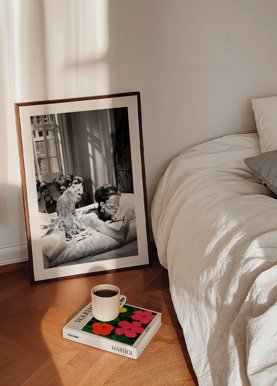 Affiche d'Audrey Hepburn dormant avec un chat 