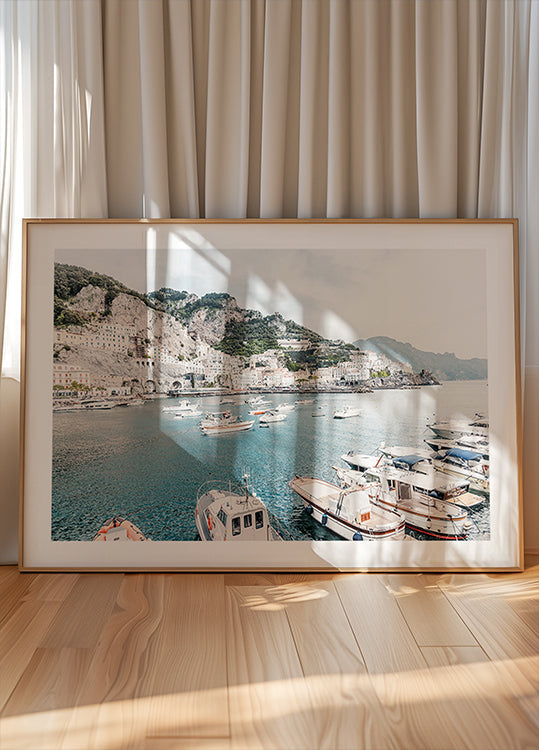 Côte amalfitaine avec des bateaux #2 Poster