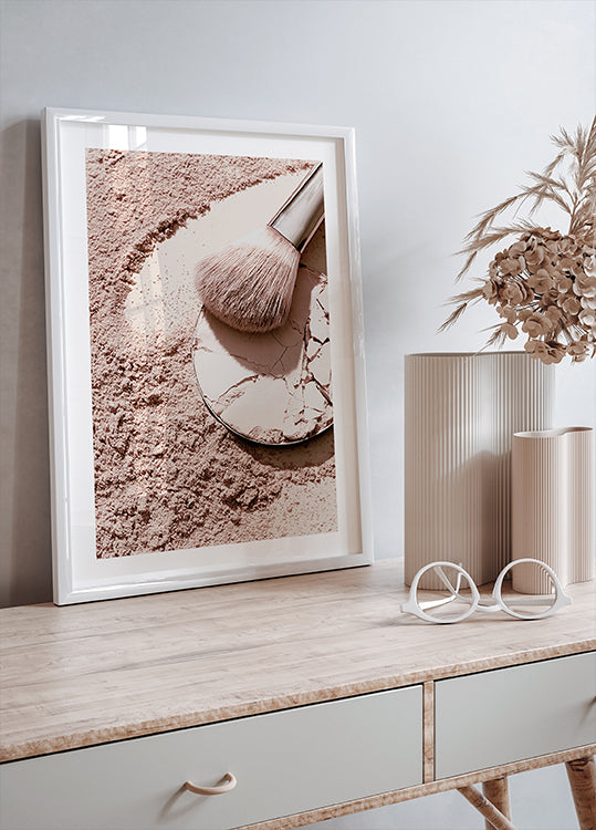 Poudre compacte concassée, pinceau doux, affiche à plat 