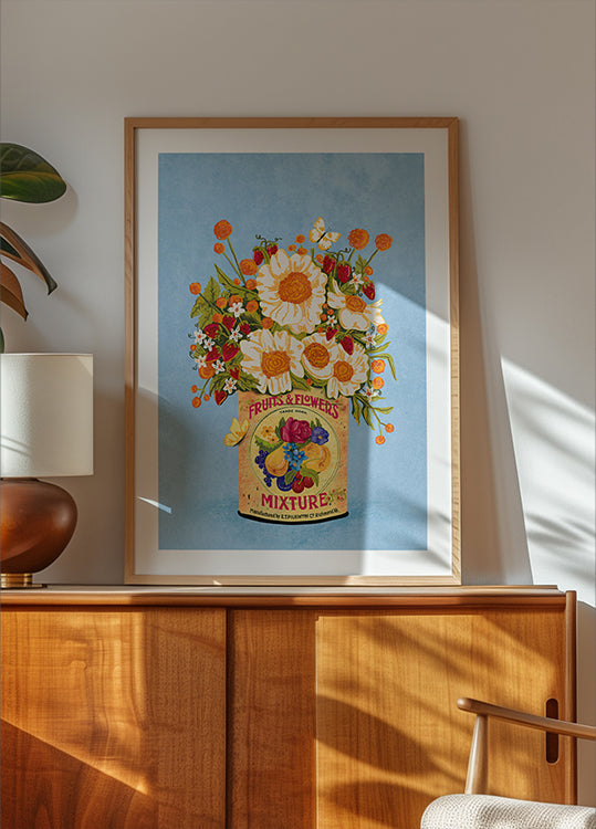 Fleurs dans une boîte de thé vintage